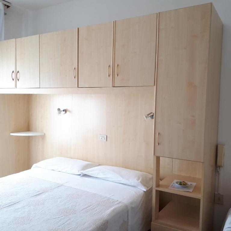 Hotel Villa Dina - Camera Familiare (5 Adulti) - 2