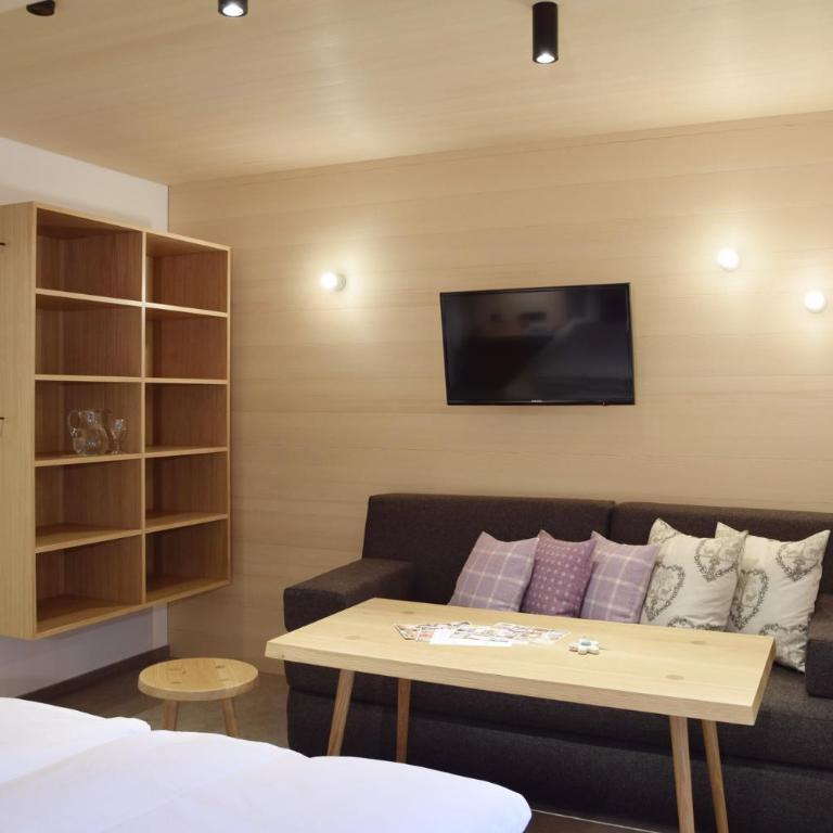 Pension Alpenfluh - Doppelzimmer mit Balkon - 2