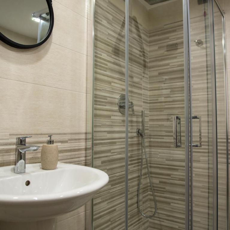 Petrucci B&B - Camera Matrimoniale con Bagno Privato - 8