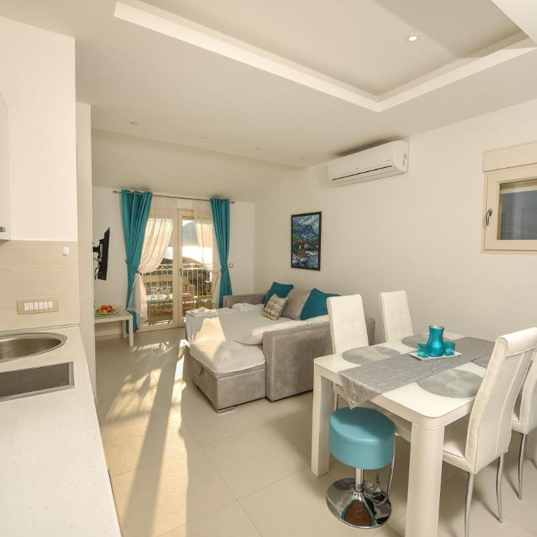 Sea Point Apart hotel Tivat - Two-Bedroom Apartment with Balcony and Sea View - 5