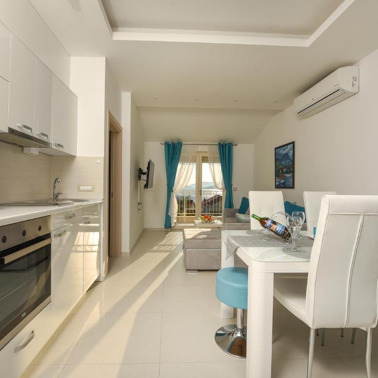 Sea Point Apart hotel Tivat - Two-Bedroom Apartment with Balcony and Sea View - 11