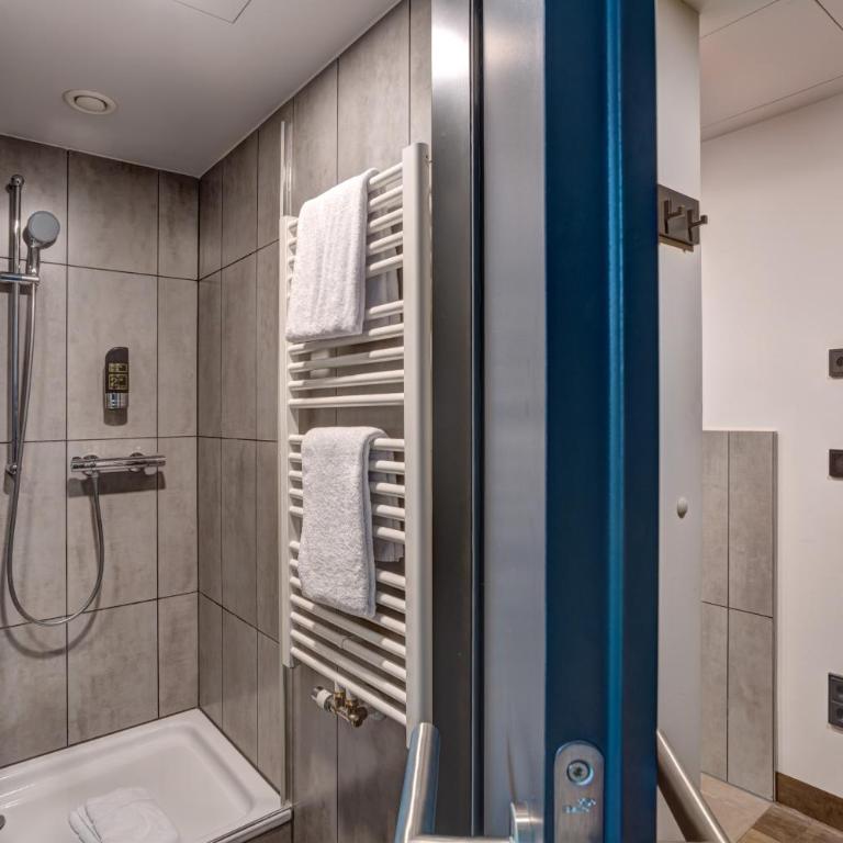 MEININGER Hotel München Olympiapark - Cama en habitación compartida mixta de 6 camas - 1
