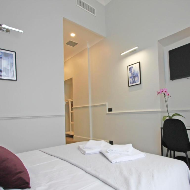 Gemini Suites Navona - Camera Deluxe - 9