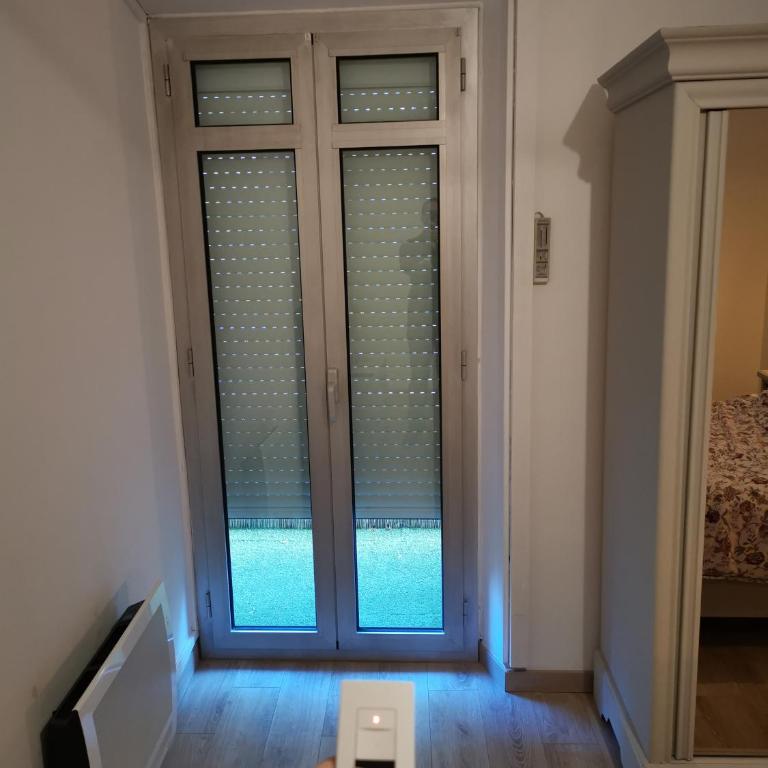 BEAU T3 NEUF PROCHE VIEUX-PORT A LA PLACE CORDERIE - Appartement 2 Chambres - 37
