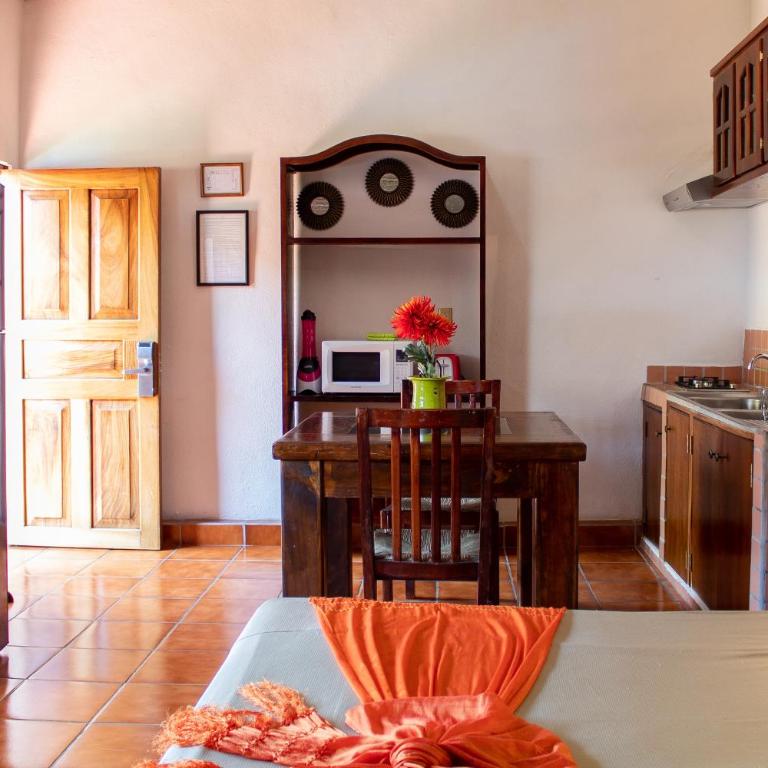 Hotel Posada De Roger - Near Los Muertos Beach - Suite - 12