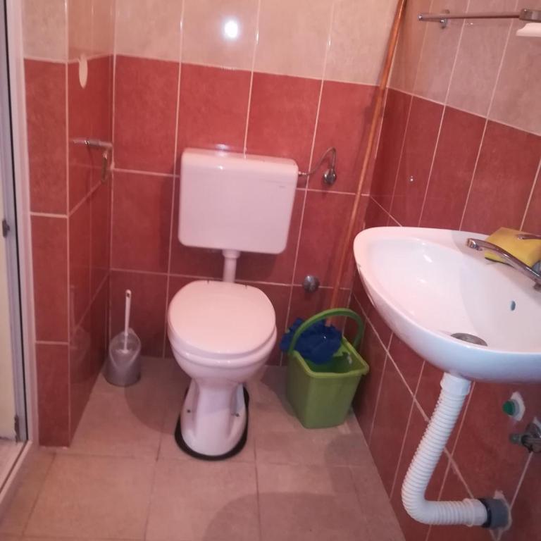 Guesthouse Ada - Quadruple Room with Private Bathroom - 1