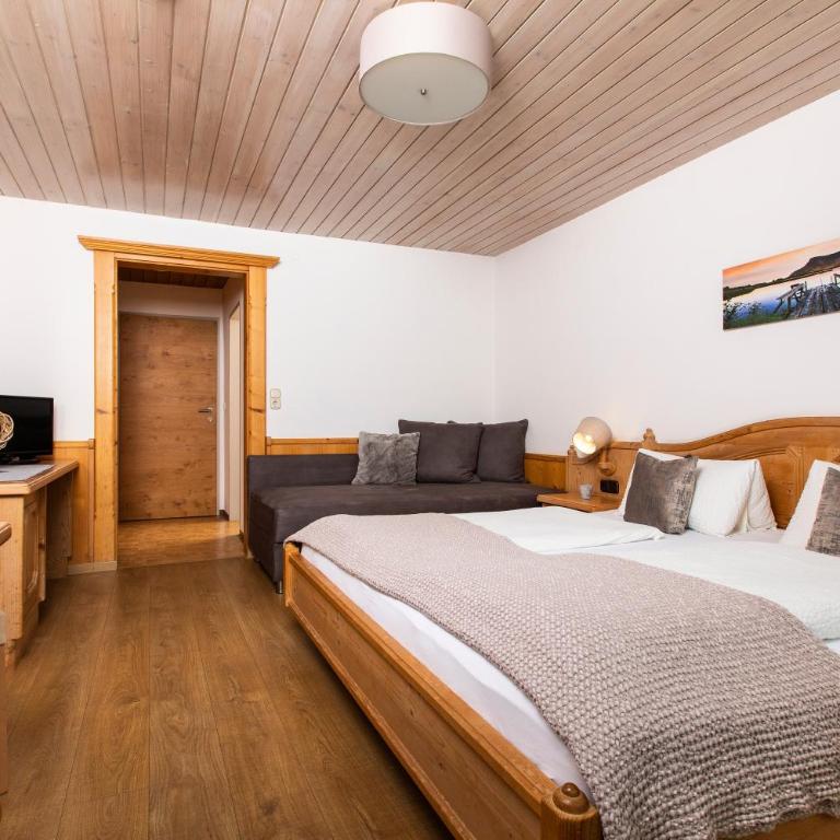 Pension Maislinger - Doppelzimmer mit Balkon - 1