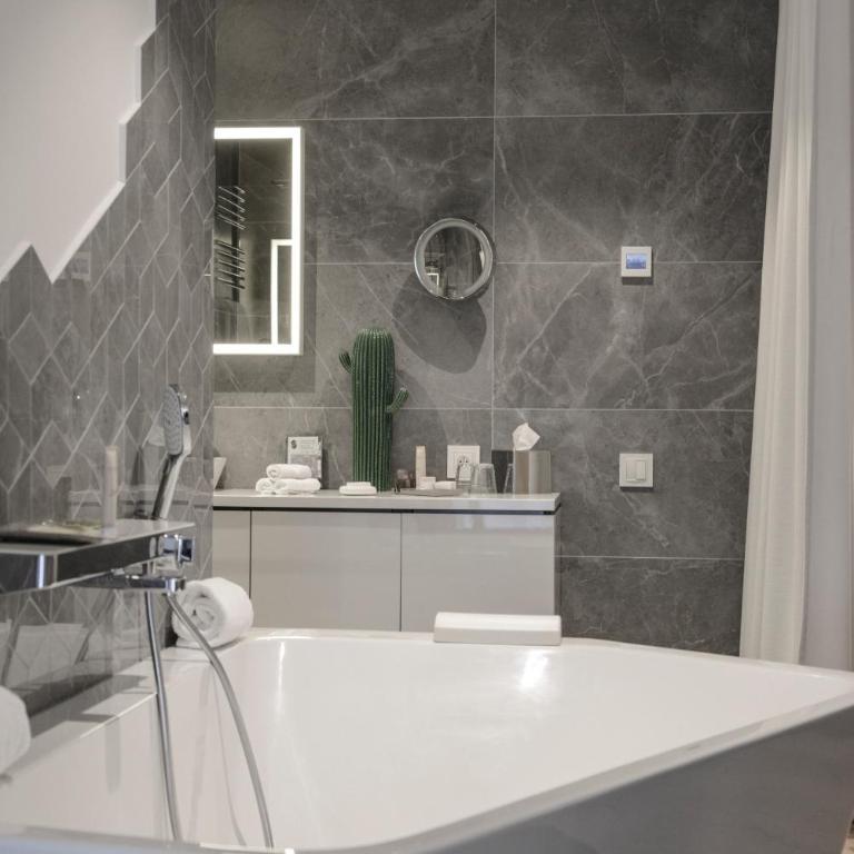 Petit Hôtel Confidentiel - Suite with Terrace and Hot Tub - 4