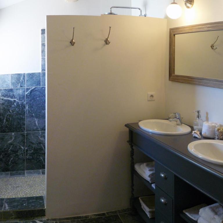Mas du Vieux Tilleul - Chambre Double avec Salle de Bains Privative - 2