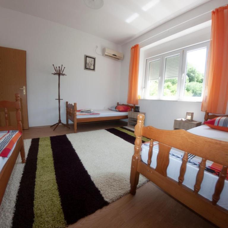 Hostel -Sema - Trokrevetna Soba sa Balkonom - 6