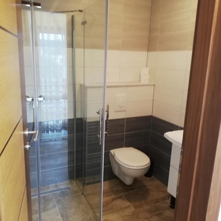 Haus Alexis - Vierbettzimmer mit Dusche - 7