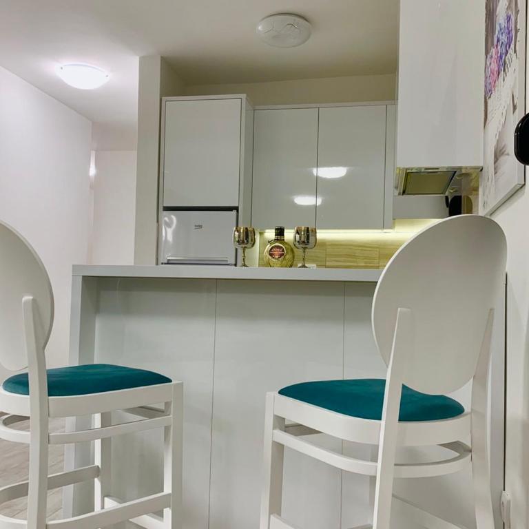 Absolute Apartman - Two-Bedroom Apartment - 16