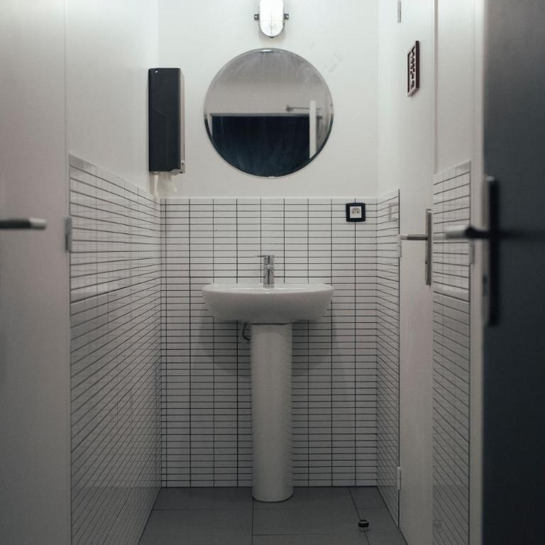 HO36 Hostel Lyon - Dortoir Privé avec Salle de Bains Commune (2 Adultes) - 1