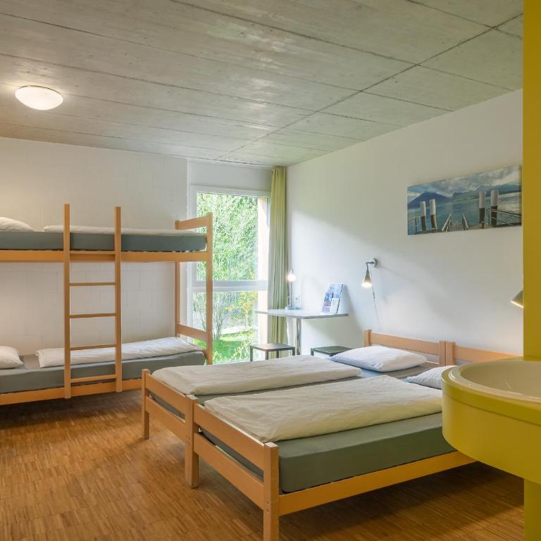 Backpackers Villa Sonnenhof - Hostel Interlaken - Dreibettzimmer - 4