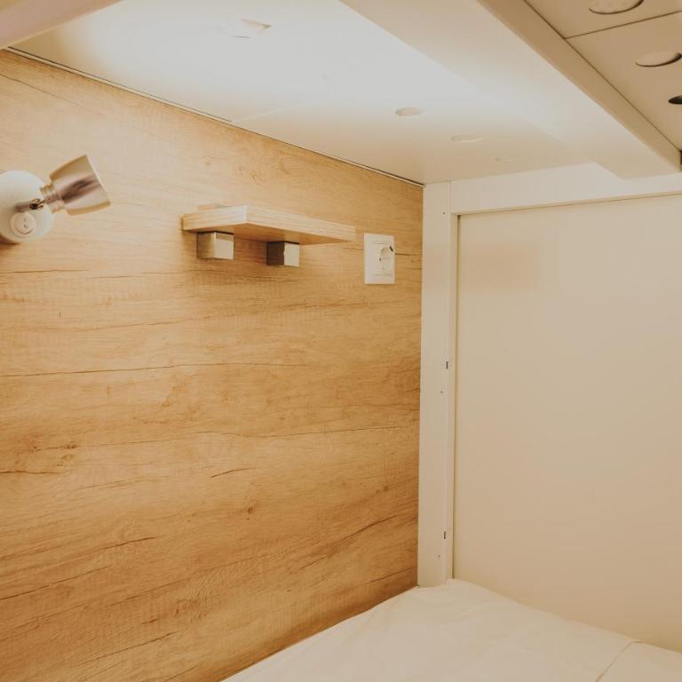 4U Hostel - Bed in 8-Bed Mixed Dormitory Room - 11
