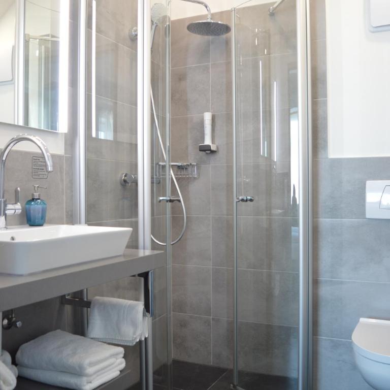Pension Elisabeth - Rooms & Apartments - Doppelzimmer mit eigenem Bad - 2