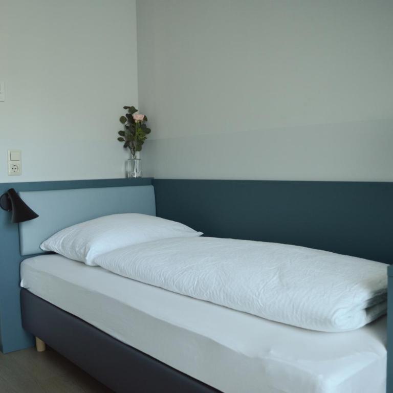Pension Elisabeth - Rooms & Apartments - Einzelzimmer mit eigenem Bad - 1