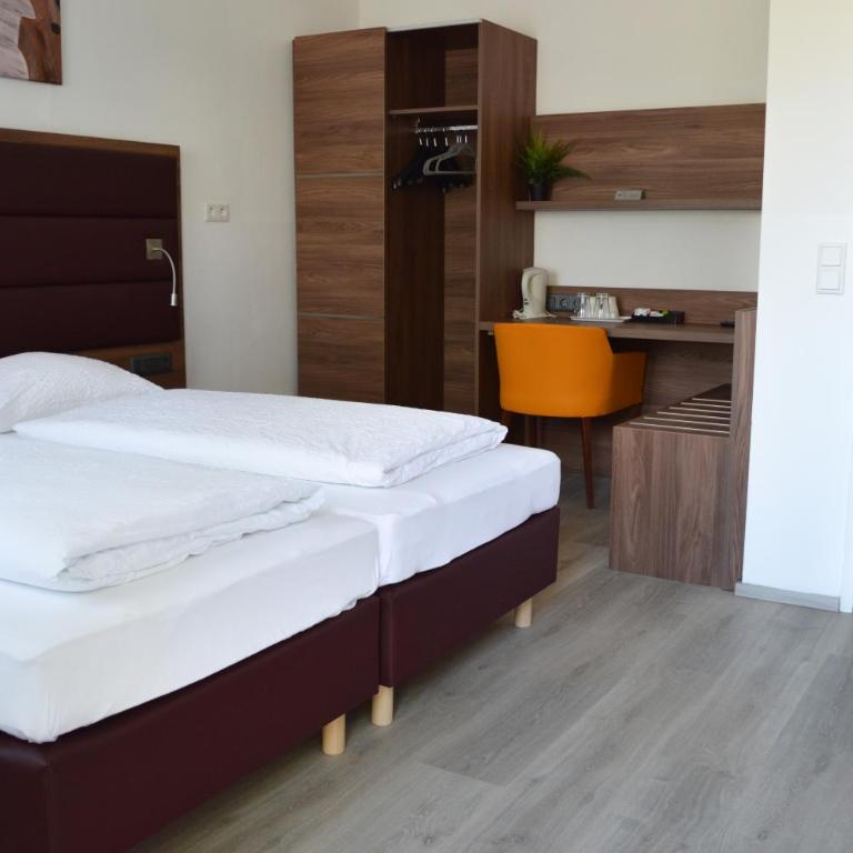 Pension Elisabeth - Rooms & Apartments - Zweibettzimmer - Nebengebäude - 9