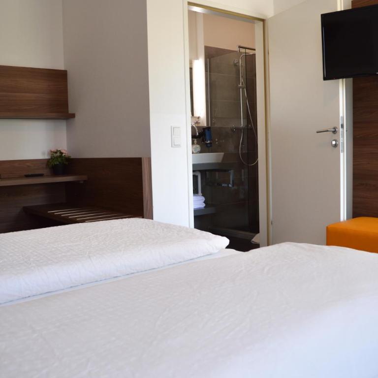 Pension Elisabeth - Rooms & Apartments - Zweibettzimmer - Nebengebäude - 1