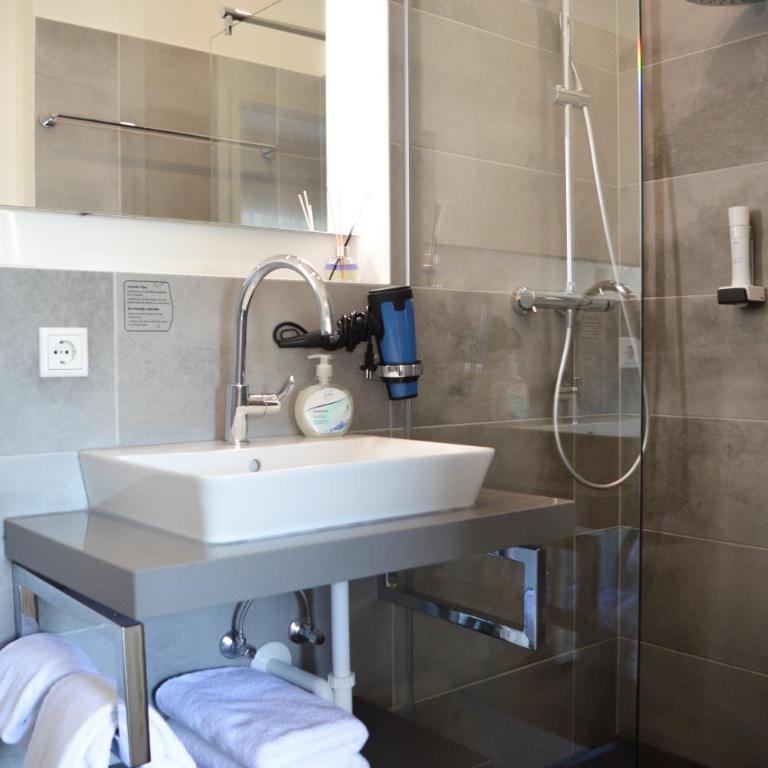 Pension Elisabeth - Rooms & Apartments - Zweibettzimmer - Nebengebäude - 2