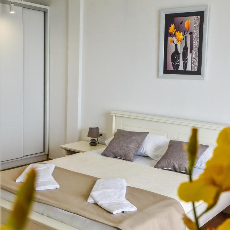 Apartments Blue Heaven - Deluxe Double Room with Balcony and Sea View - 8