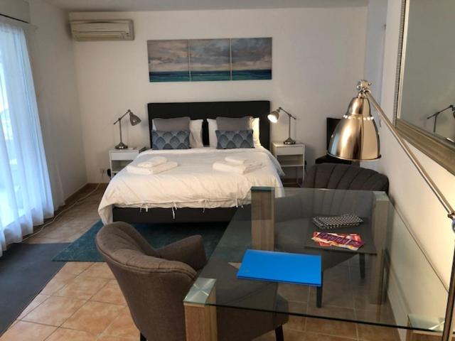Luminous, street view studio, excellent location - Studio - 5