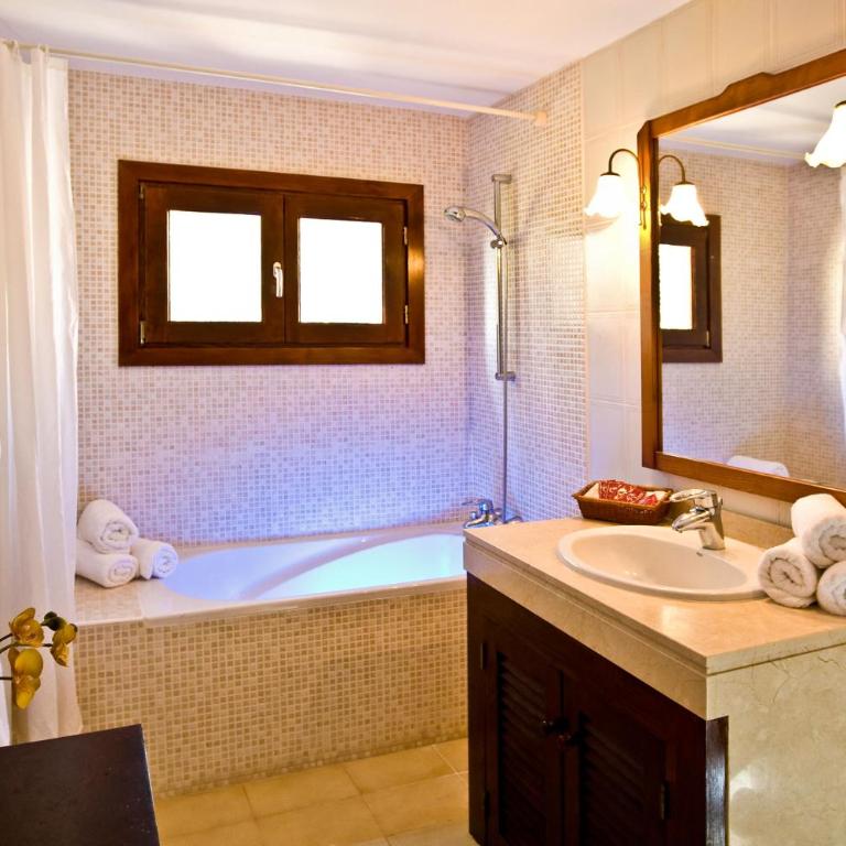 Finca Hotel Rural Predio Son Serra - Family Room - 5