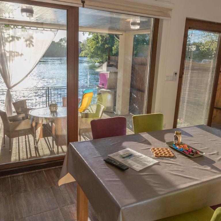 Apartment Vila Tara - Comfort One-Bedroom Apartment with Balcony and River View - 5