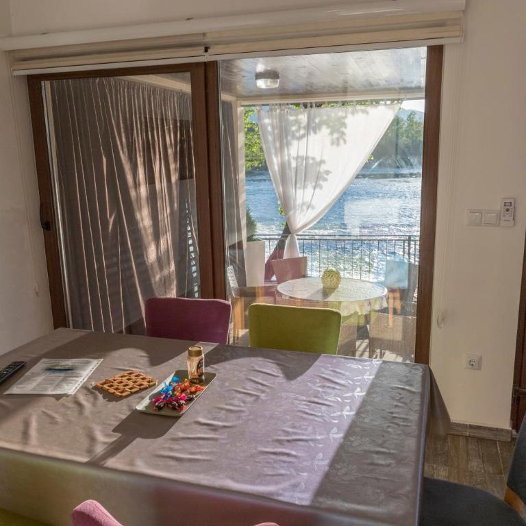 Apartment Vila Tara - Comfort One-Bedroom Apartment with Balcony and River View - 7