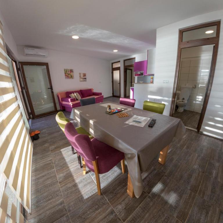 Apartment Vila Tara - Comfort One-Bedroom Apartment with Balcony and River View - 8