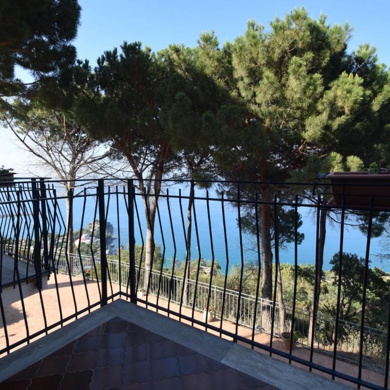 Alba Tra I Pini B&B - Camera Matrimoniale con Balcone e Vista Mare - 1