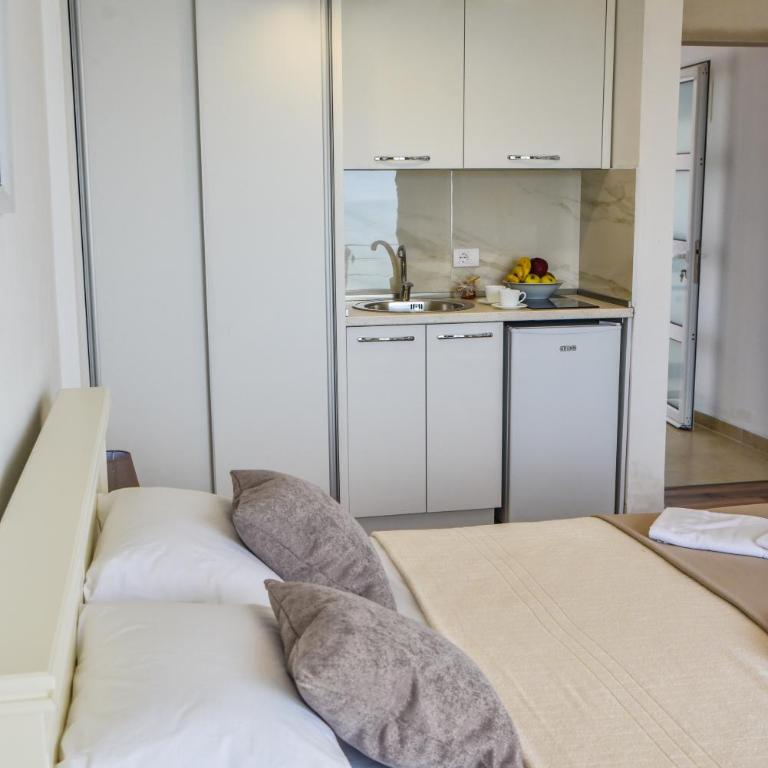 Apartments Blue Heaven - Deluxe Double Room with Balcony and Sea View - 9