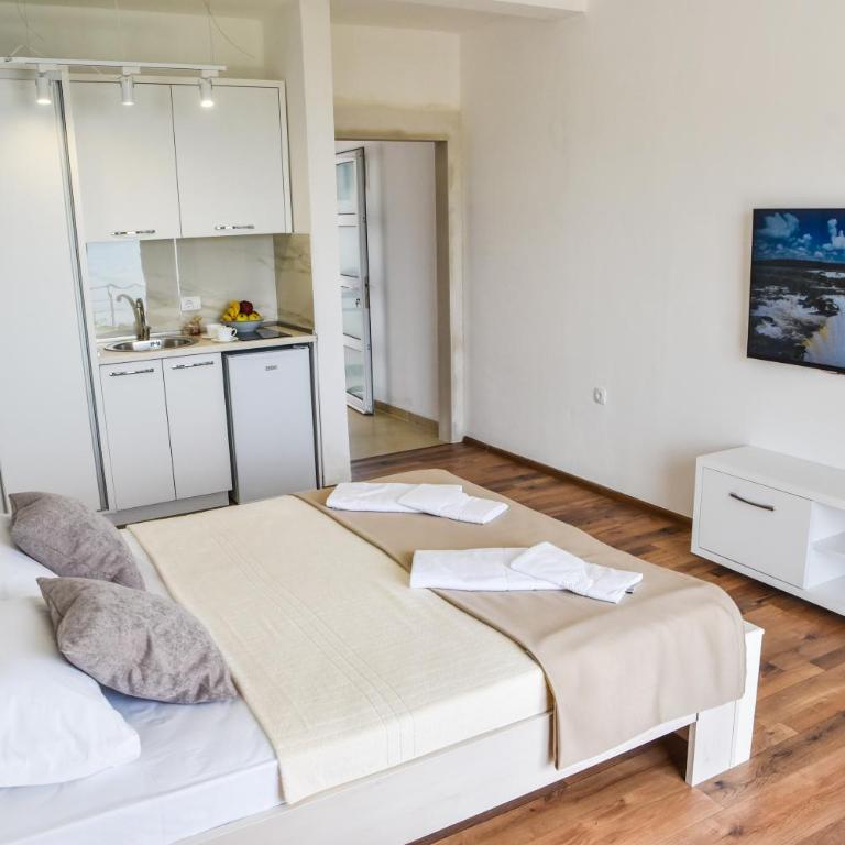 Apartments Blue Heaven - Deluxe Double Room with Balcony and Sea View - 11