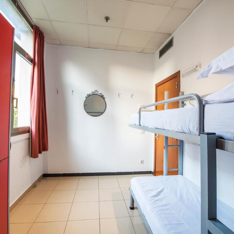 Safestay Barcelona Passeig de Gràcia - Bed in 4-Bed Mixed Dorm Shared Bathroom - 2
