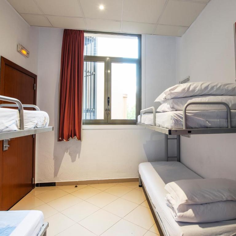 Safestay Barcelona Passeig de Gràcia - Quadruple Room Ensuite - 3