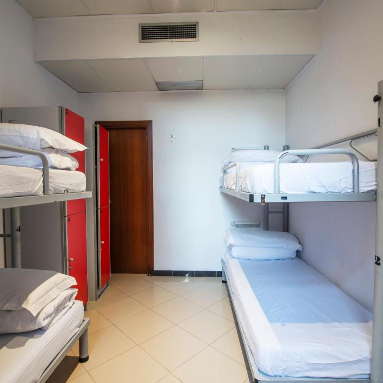 Safestay Barcelona Passeig de Gràcia - Quadruple Room Ensuite - 2