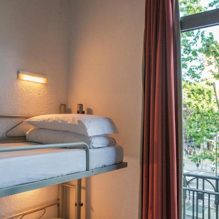 Safestay Barcelona Passeig de Gràcia - Bed in 8-Bed Mixed Dorm Ensuite - 6