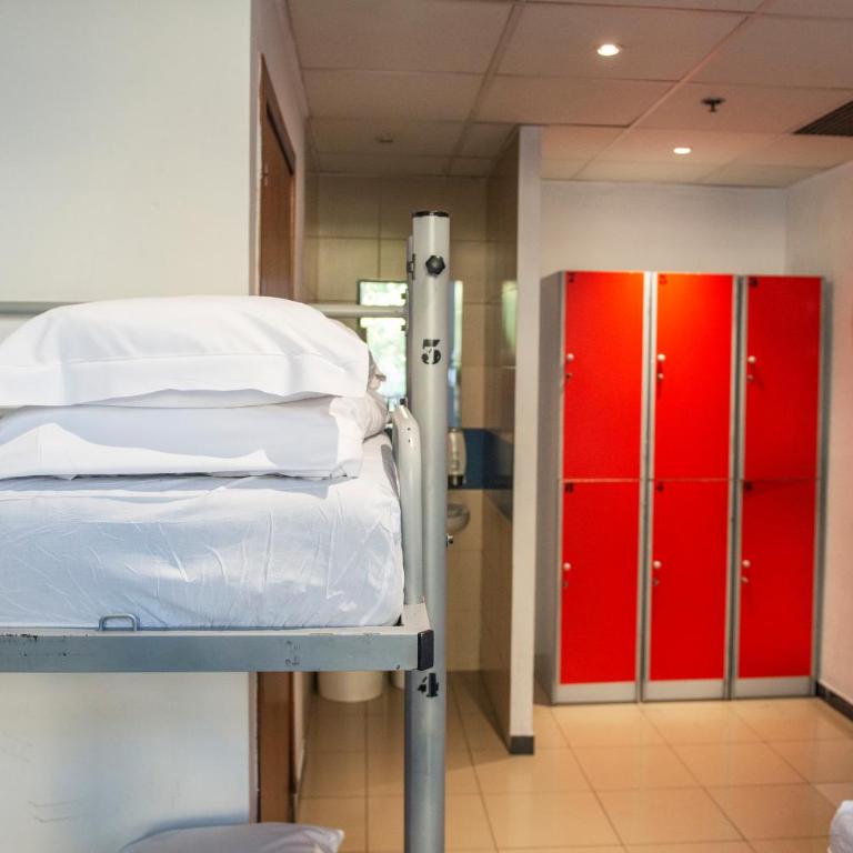Safestay Barcelona Passeig de Gràcia - Bed in 8-Bed Mixed Dorm Ensuite - 9