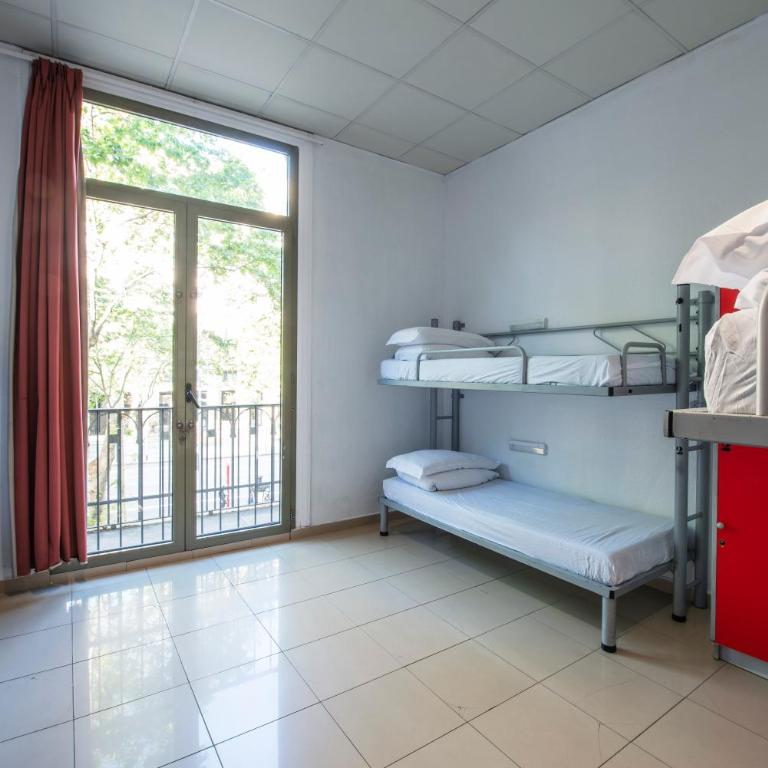 Safestay Barcelona Passeig de Gràcia - Bed in 8-Bed Mixed Dorm Ensuite - 3
