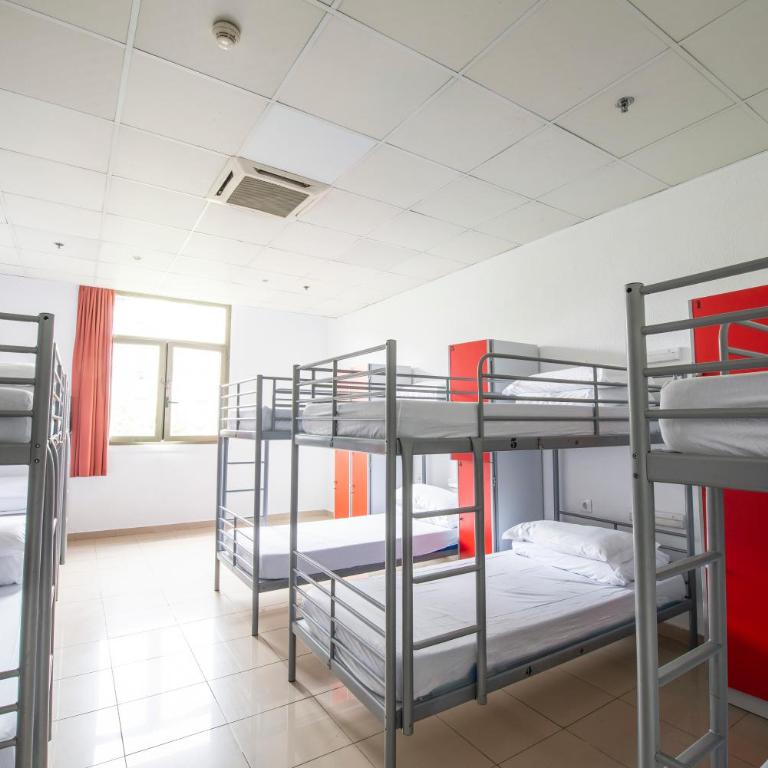 Safestay Barcelona Passeig de Gràcia - Bed in 10-Bed Female Dorm Ensuite - 6