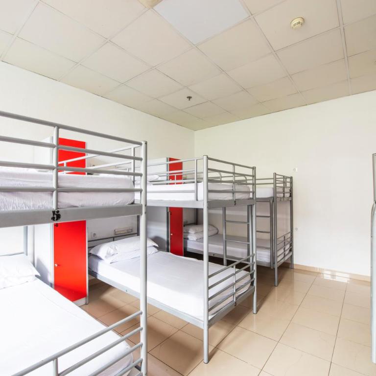 Safestay Barcelona Passeig de Gràcia - Bed in 10-Bed Female Dorm Ensuite - 9