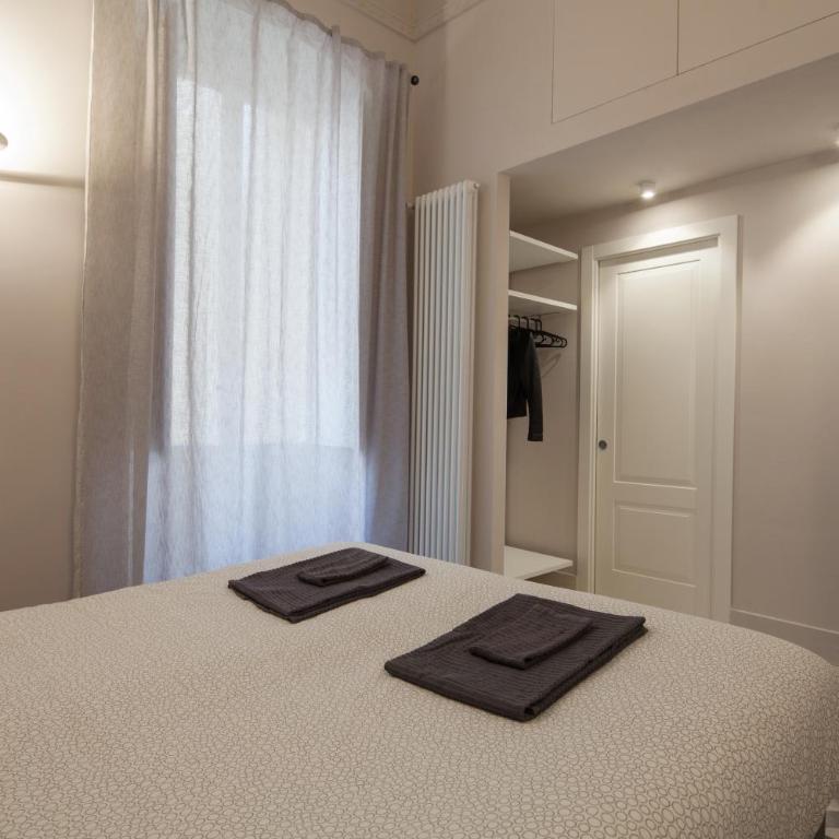 Room222 - stylish room La Spezia Old Town - 5' station to Cinque Terre - Triple Room with Bathroom - 1