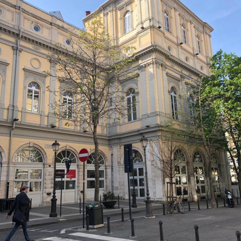 Alla Scalinata del Teatro Rossetti in viale XX Settembre parcheggio - Casa con 2 Camere da Letto - 9
