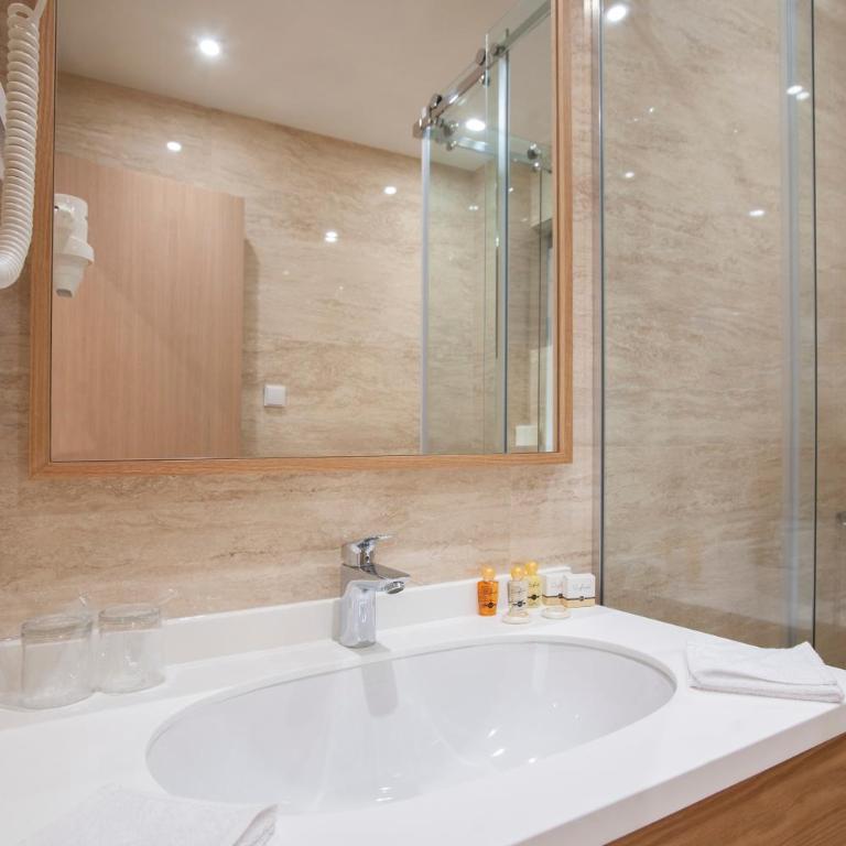 Hotel Vela - Superior Dvokrevetna Soba sa Bračnim Krevetom/Zasebnim Krevetima - 7