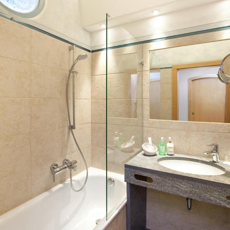 Hotel Hirsch - Dreibettzimmer im Hauptgebäude - 9