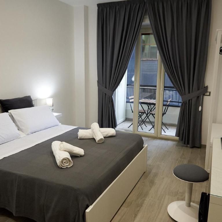 Napoli Regina - Camera Quadrupla Deluxe con Bagno Privato Esterno - 14