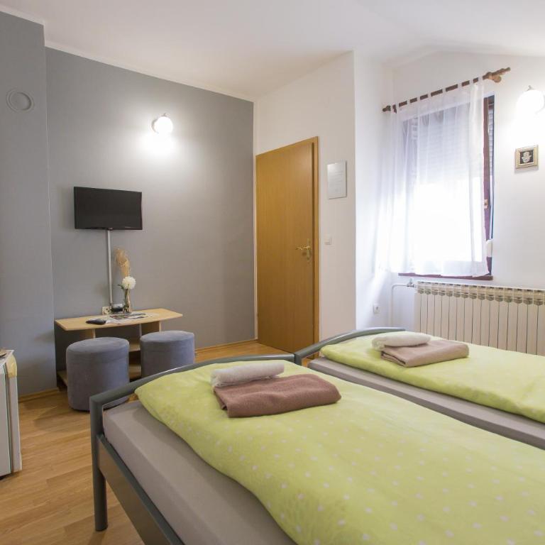 Guest House Stari - Double Room with Shared Bathroom - 1