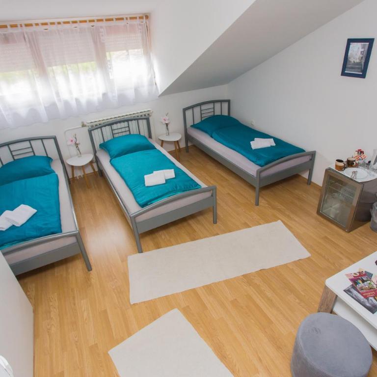 Guest House Stari - Triple Room with Shared Bathroom - 1
