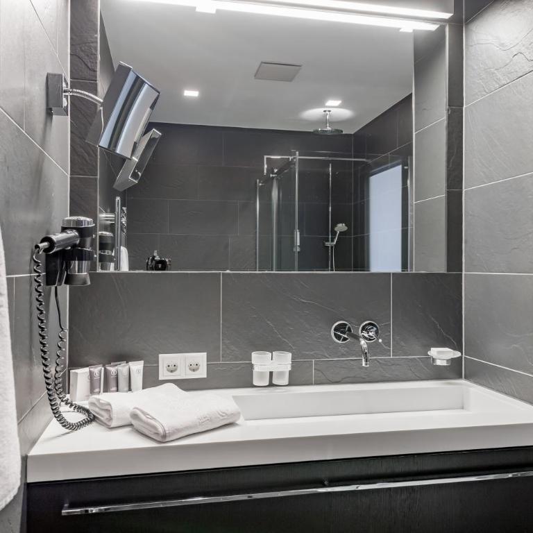 Sport- und Genusshotel Silvretta - Apartment mit Poolblick (4 Erwachsene) - 1