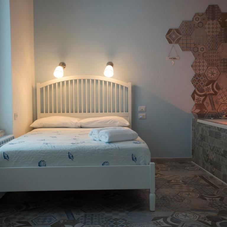 Nereidi Suites - Camera Queen con Vasca Idromassaggio - 10